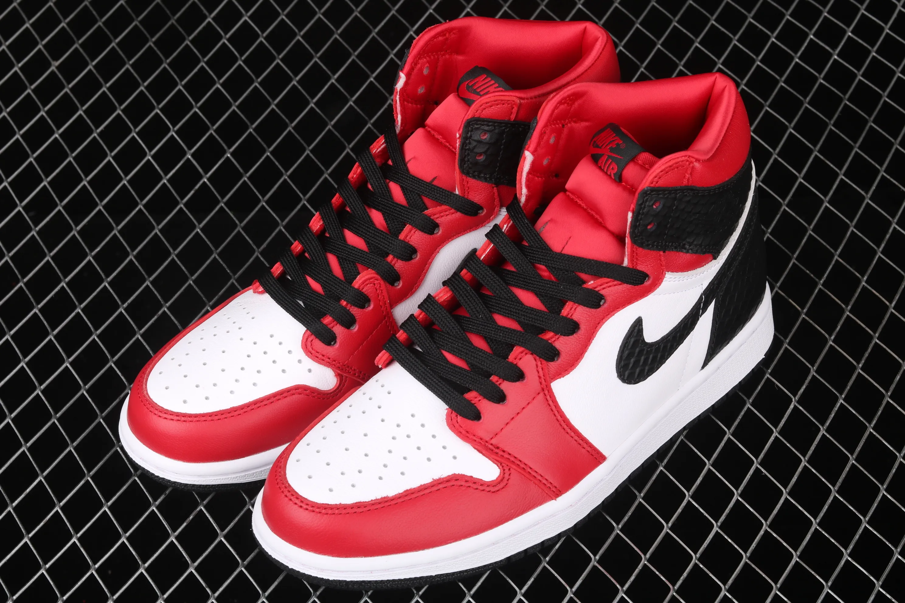 All categories Air Jordan Jordan series basketball shoes Air Jordan 1 High X version Air Jordan 1 WMNS "Satin Snake" AJ1 Joe 1 snake pattern Chicago CD0461-601